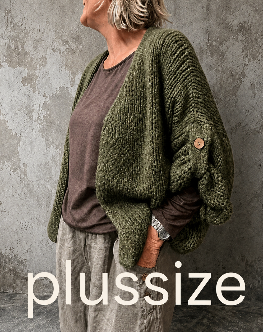 Mona plussize cardigan i chunky strik, stylet i et afslappet look mod en rå, rustik baggrund.
billed er ai generet