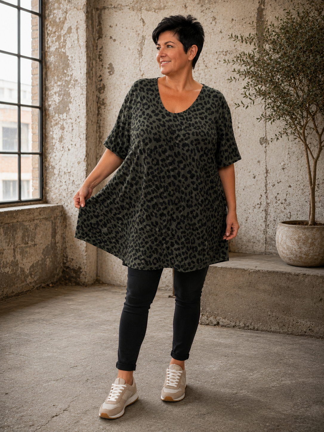 Smart Pernille Leopard Plussize T-shirt i blød viskose med flot A-facon og V-hals. Komfortabel pasform til plus size kvinder. Køb online hos Sigensgaard.dk.