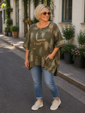 AI-genereret billede af Sille plussize bomuldstunika i let vævet bomuld med grafisk print, rund hals og lommer. Tunikaen vises på en plus-size model og fås i flere farver.