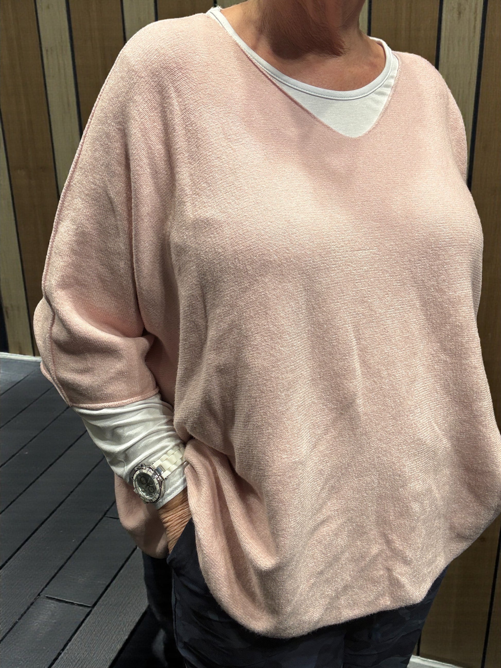 Assi plussize strik pullover som findes i flere forskellig farver Vhals og med kort ærme.