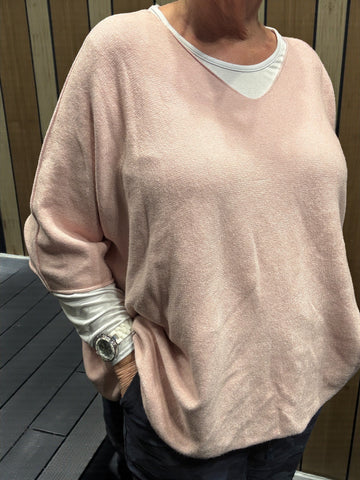 Assi plussize strik pullover som findes i flere forskellig farver Vhals og med kort ærme.