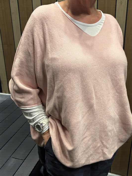 Assi plussize strik pullover som findes i flere forskellig farver Vhals og med kort ærme.