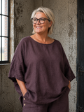 **AI-genereret inspirationsbillede af Linda hør tunika. Tunikaen har en løs og rummelig pasform med rund hals, korte ærmer og et flot, enkelt design i 100 % hør. Stylet med jeans på en plus-size model i et råt industrilokale. Fås i mange farver.