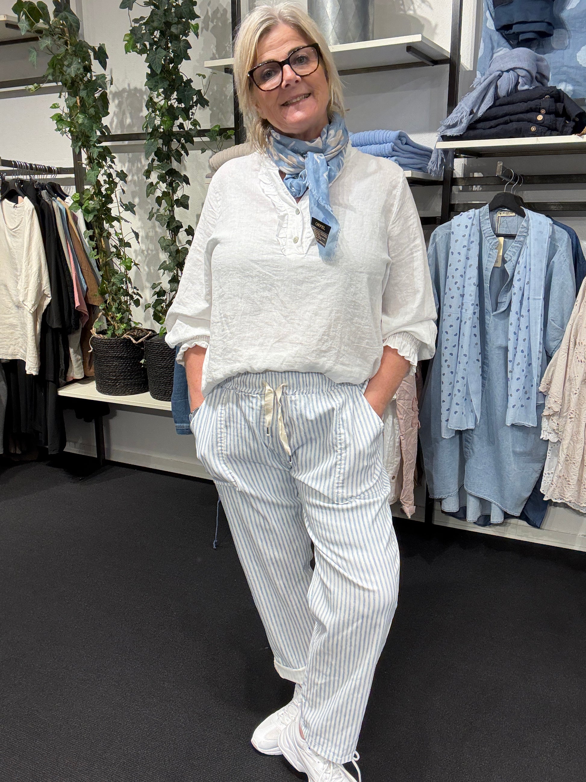 plussize buks med lysblå strib  augusta til pluspigen fra sigensgaard