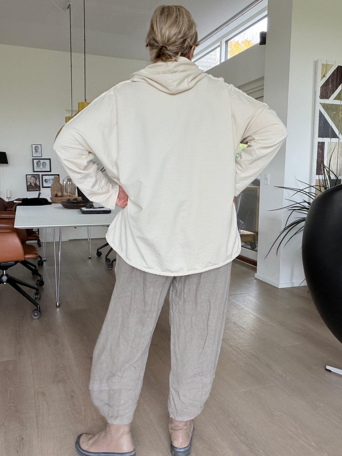 Alt-tekst: Saga plus size sweatshirt til kvinder med en smart og afslappet stil. En skøn sweatshirt til dig, der elsker komfort, god pasform og et moderne hverdagslook.