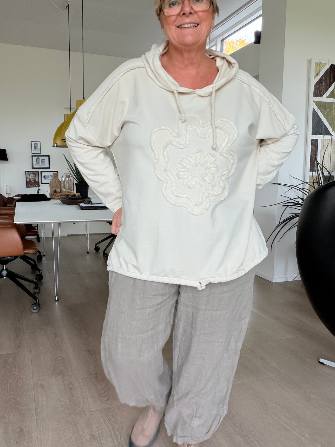 Alt-tekst: Saga plus size sweatshirt til kvinder med en smart og afslappet stil. En skøn sweatshirt til dig, der elsker komfort, god pasform og et moderne hverdagslook.
