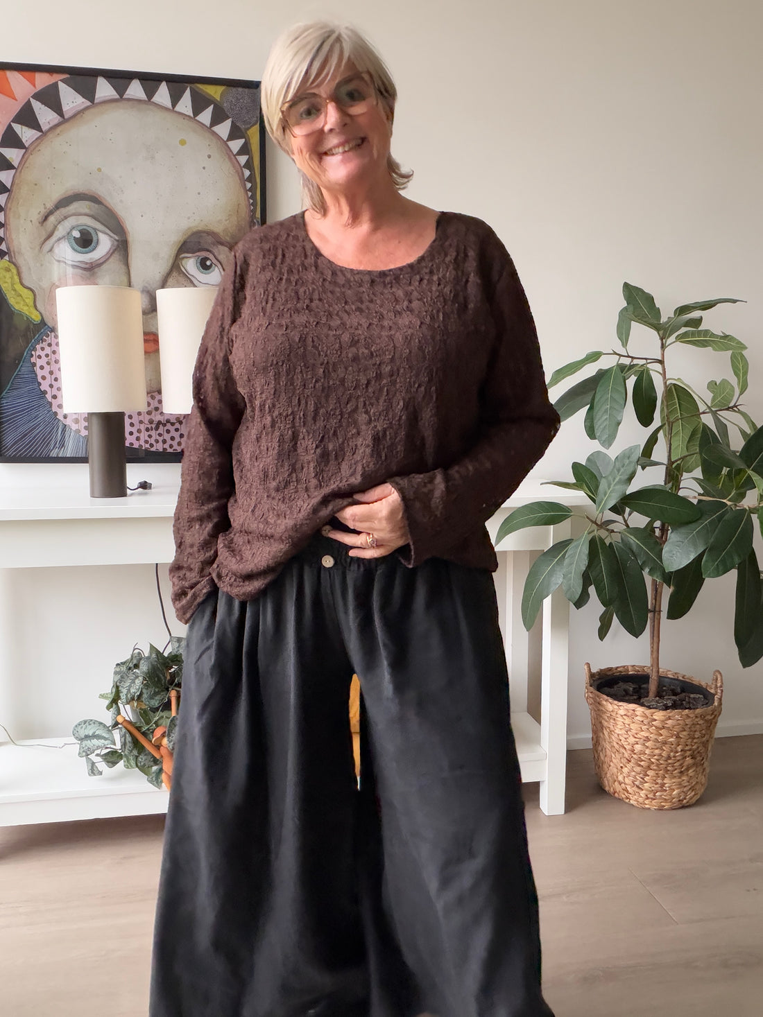 Sigensgaard blonde T-shirt til kvinder i plussize. Smart og feminin T-shirt med flotte blondedetaljer, der giver et elegant og stilfuldt look. Perfekt til både hverdag og fest.