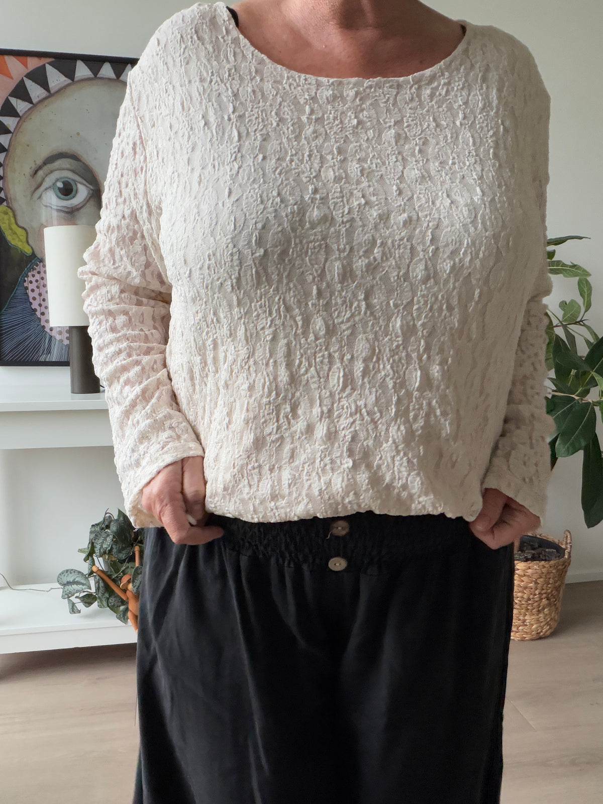 Sigensgaard blonde T-shirt til kvinder i plussize. Smart og feminin T-shirt med flotte blondedetaljer, der giver et elegant og stilfuldt look. Perfekt til både hverdag og fest.