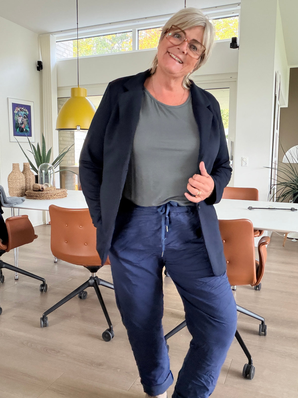 Rosa Hyggebuks i **plus size** er nu kommet i en ny og lækker model, som fås i 2 størrelser. Skønne, bløde og komfortable plus size bukser med en dejlig rummelig pasform. Perfekte til både hverdag og hygge. Modellen på billedet har str. 1 på. Brug vores billeder som inspiration, men tjek altid mål og størrelsesbeskrivelse for at finde den størrelse, der passer til din skønne facon.