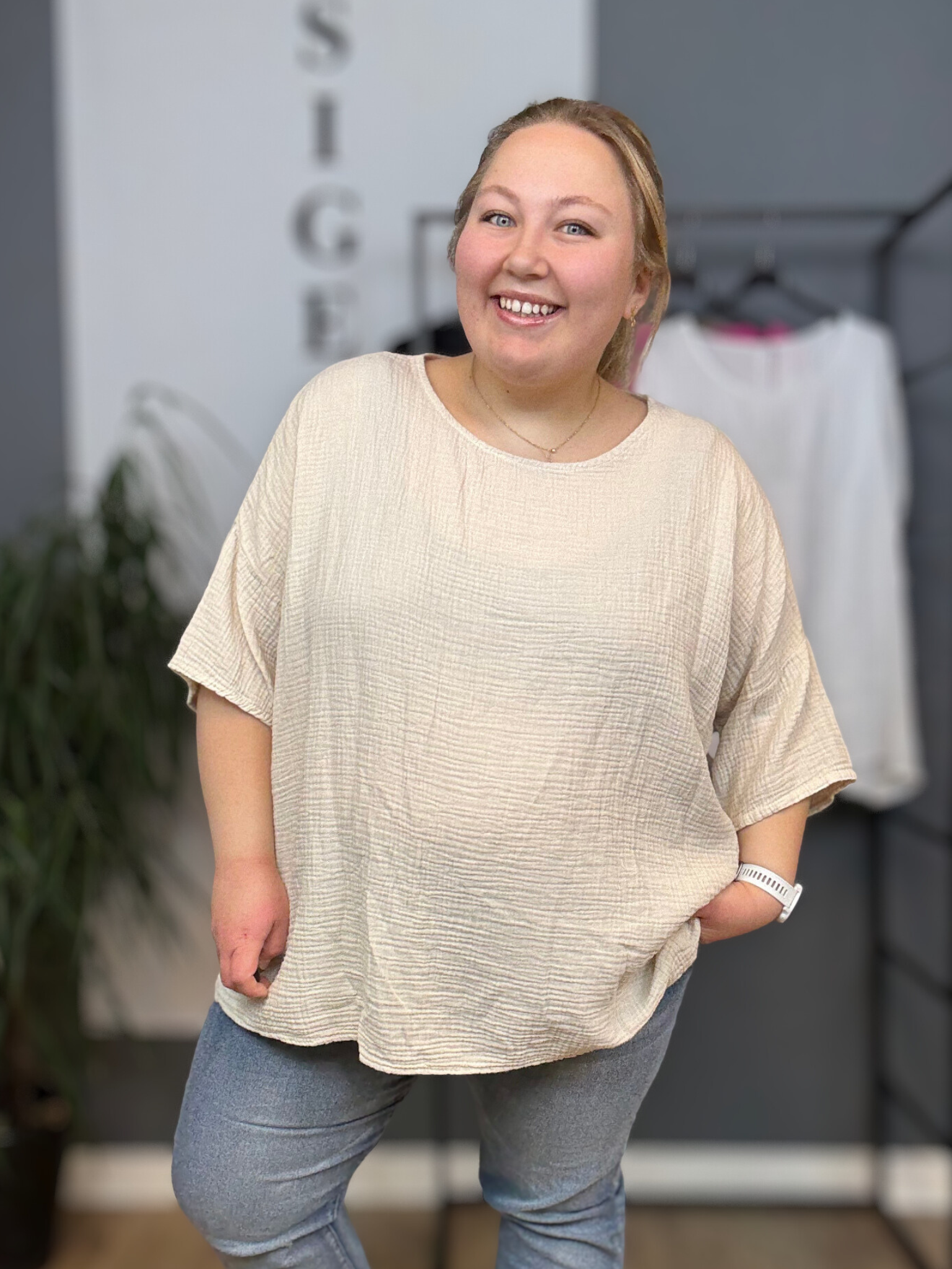 Lækker t-shirt i ble-kvalitet. Det er en af dem du kan leve i året rundt. Læg mærke til at den gode pasform og det brede brystmål. Det gør den ideel for plus size kvinder.