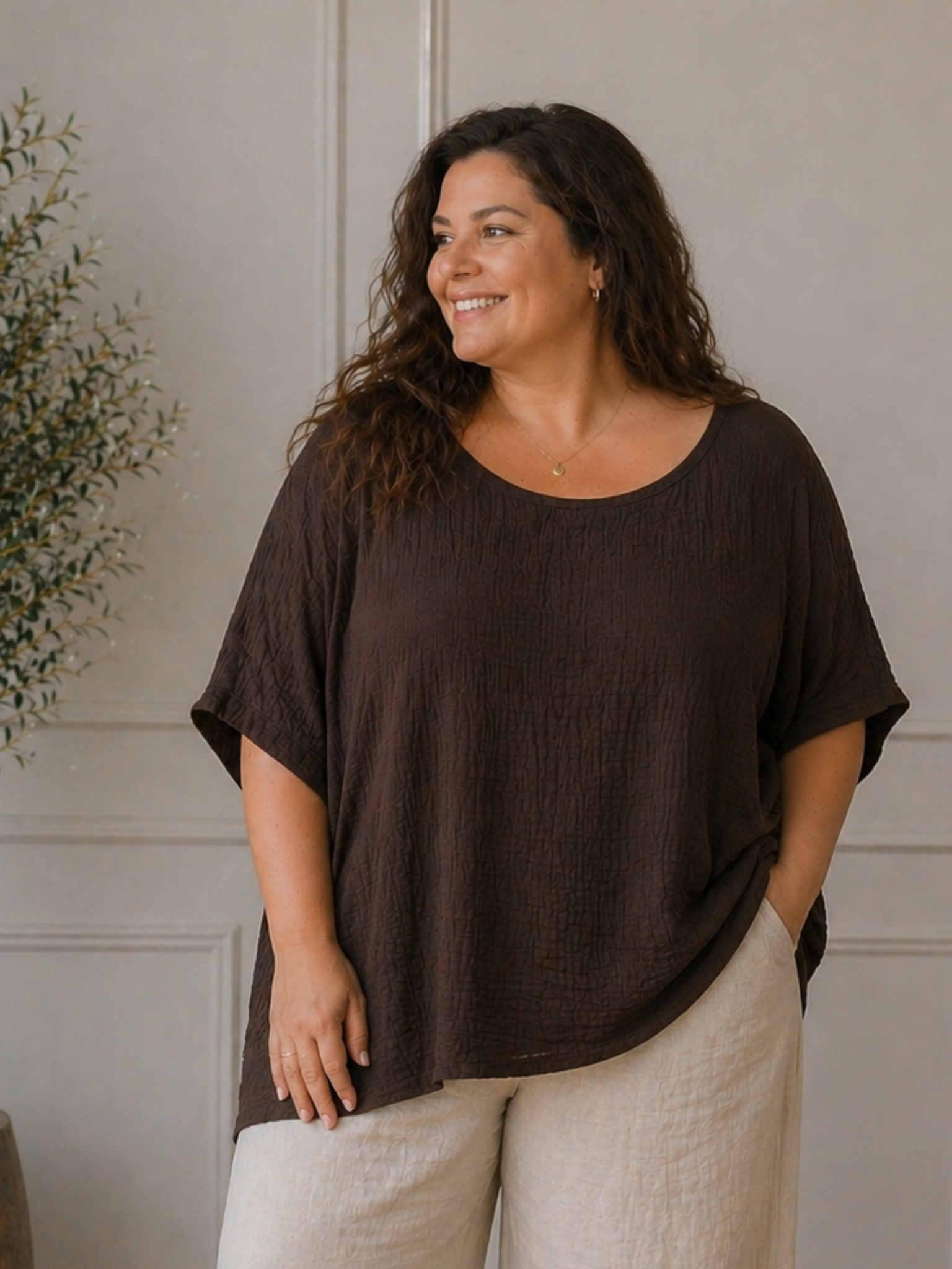 Bolette t-shirten, som er i 100% bomuld, perfekt til plus size kvinden der hurtigt får det varmt. Den findes i flere farver. 

Dette billede er AI-genereret.