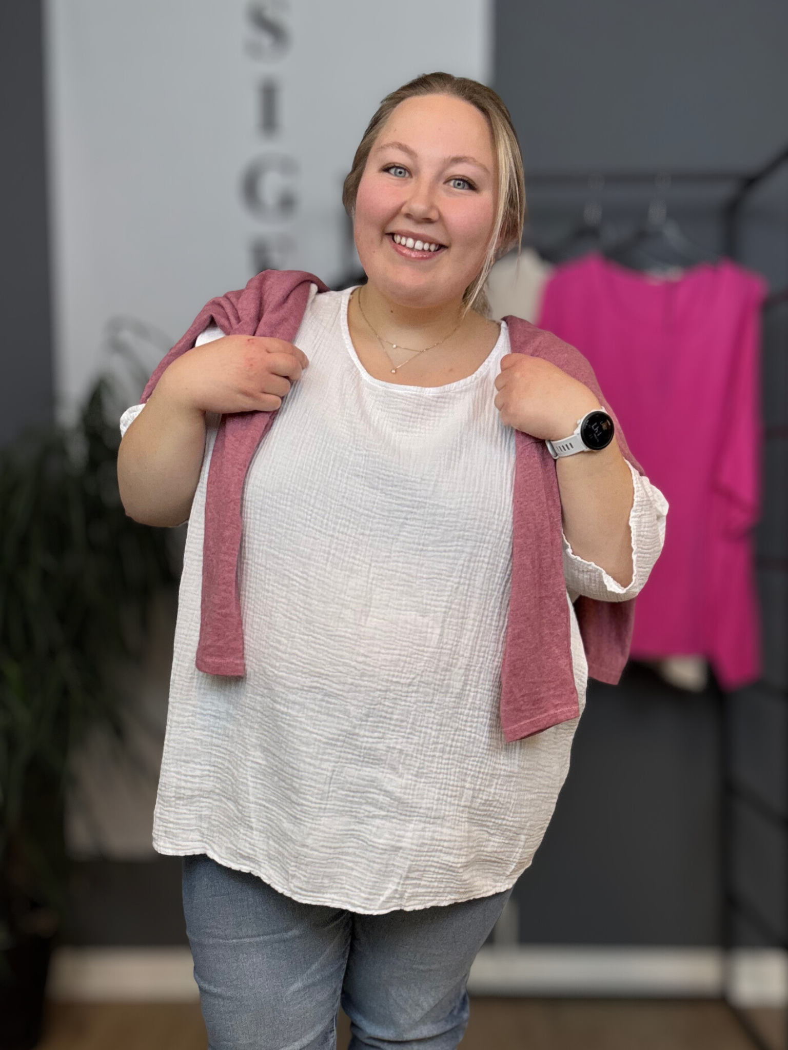 Lækker t-shirt i ble-kvalitet. Det er en af dem du kan leve i året rundt. Læg mærke til at den gode pasform og det brede brystmål. Det gør den ideel for plus size kvinder.