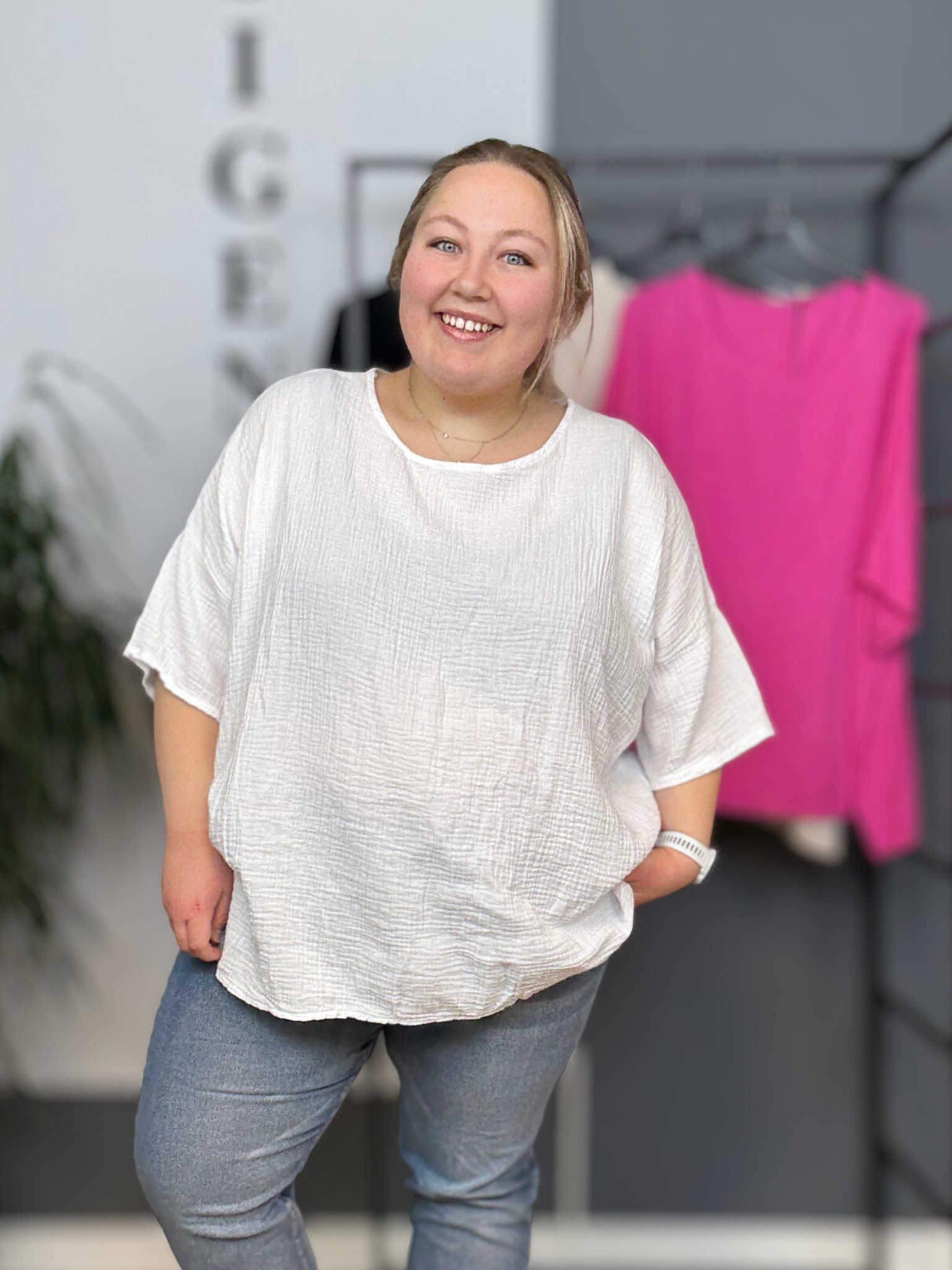 Lækker t-shirt i ble-kvalitet. Det er en af dem du kan leve i året rundt. Læg mærke til at den gode pasform og det brede brystmål. Det gør den ideel for plus size kvinder.