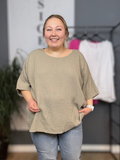 Lækker t-shirt i ble-kvalitet. Det er en af dem du kan leve i året rundt. Læg mærke til at den gode pasform og det brede brystmål. Det gør den ideel for plus size kvinder.