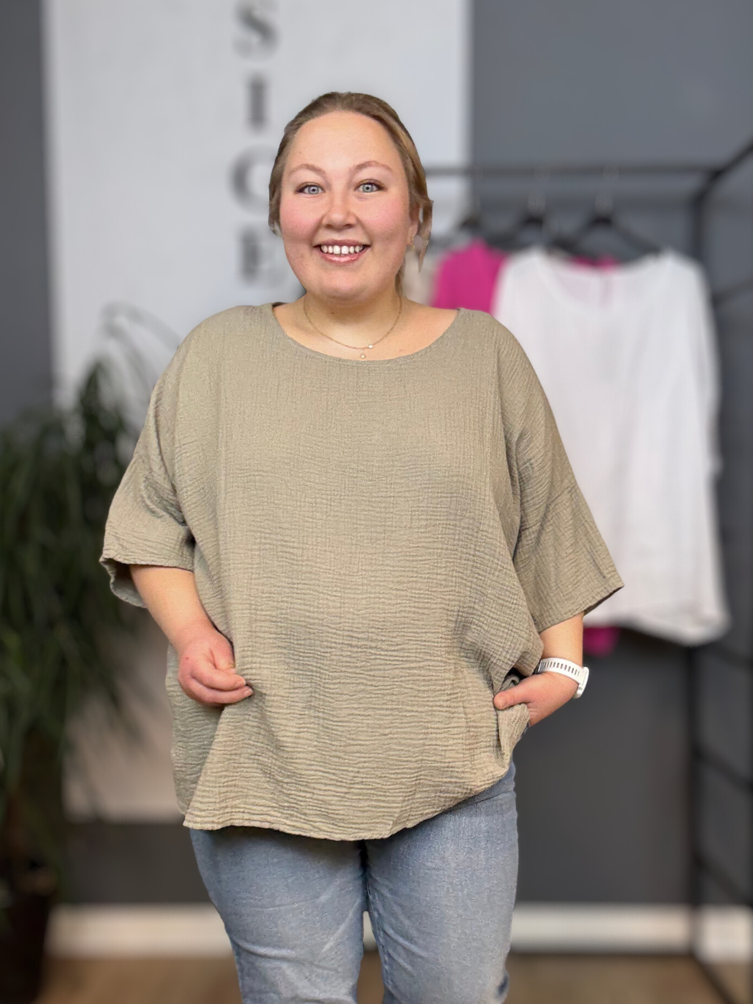 Lækker t-shirt i ble-kvalitet. Det er en af dem du kan leve i året rundt. Læg mærke til at den gode pasform og det brede brystmål. Det gør den ideel for plus size kvinder.
