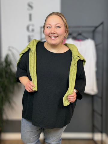 Lækker t-shirt i ble-kvalitet. Det er en af dem du kan leve i året rundt. Læg mærke til at den gode pasform og det brede brystmål. Det gør den ideel for plus size kvinder.