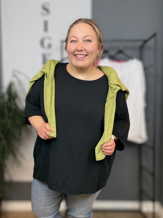 Lækker t-shirt i ble-kvalitet. Det er en af dem du kan leve i året rundt. Læg mærke til at den gode pasform og det brede brystmål. Det gør den ideel for plus size kvinder.