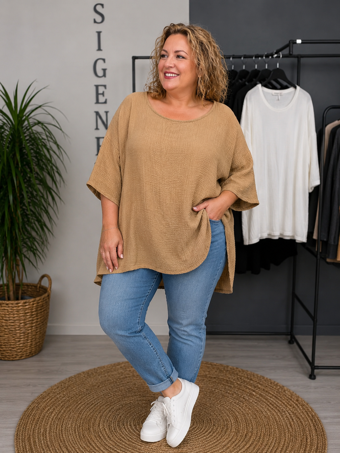 Lækker bomulds t-shirt i ble-kvalitet. Denne er perfekt til sommermånederne hvor der er mange af os plus size kvinder som har det varmt. 

Billedet er genereret vha. AI for at t-shirten kan vises på en person.