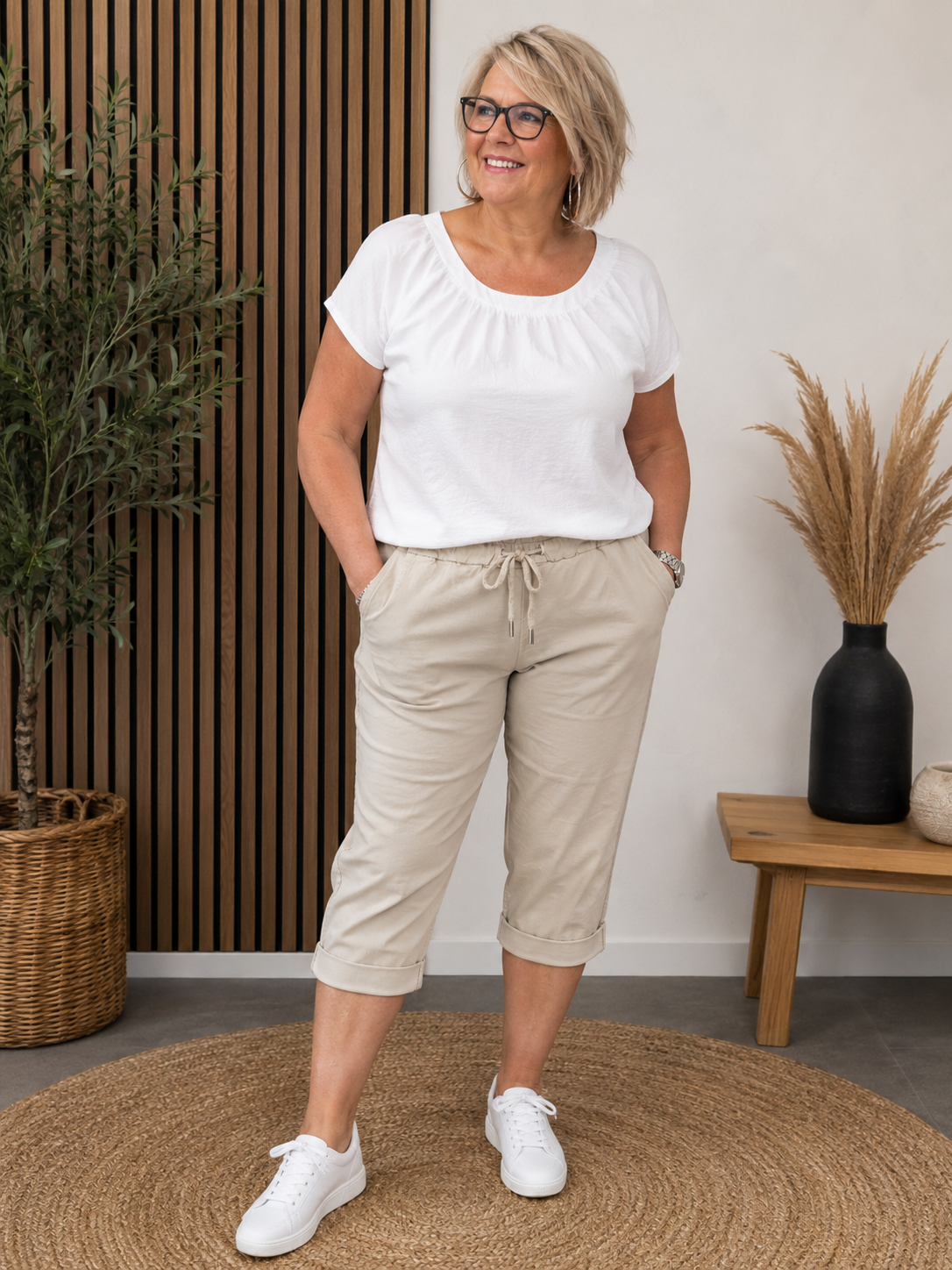 Boom pirat shorten er til dig som gerne vil ha en shorts med lidt ekstra længde. Den er perfekt til os som ønsker god mængde stræk og at der er plads til mave. 

Billedet er genereret vha. AI-teknologi for at vise buksen på en person. 
