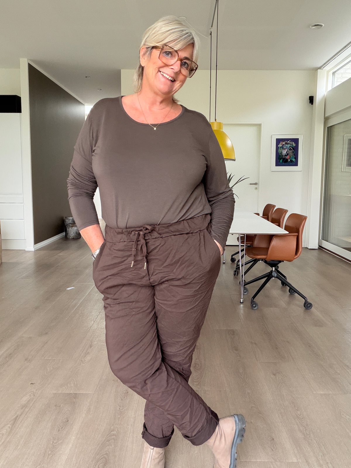 Rosa Hyggebuks i **plus size** er nu kommet i en ny og lækker model, som fås i 2 størrelser. Skønne, bløde og komfortable plus size bukser med en dejlig rummelig pasform. Perfekte til både hverdag og hygge. Modellen på billedet har str. 1 på. Brug vores billeder som inspiration, men tjek altid mål og størrelsesbeskrivelse for at finde den størrelse, der passer til din skønne facon.