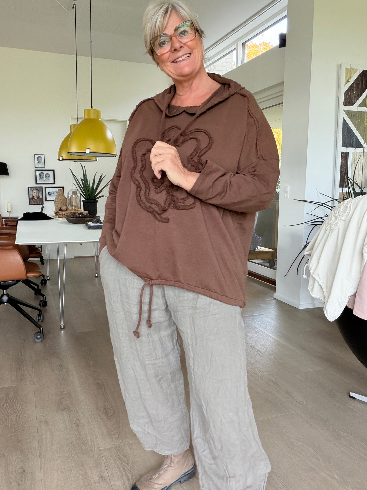 Alt-tekst: Saga plus size sweatshirt til kvinder med en smart og afslappet stil. En skøn sweatshirt til dig, der elsker komfort, god pasform og et moderne hverdagslook.