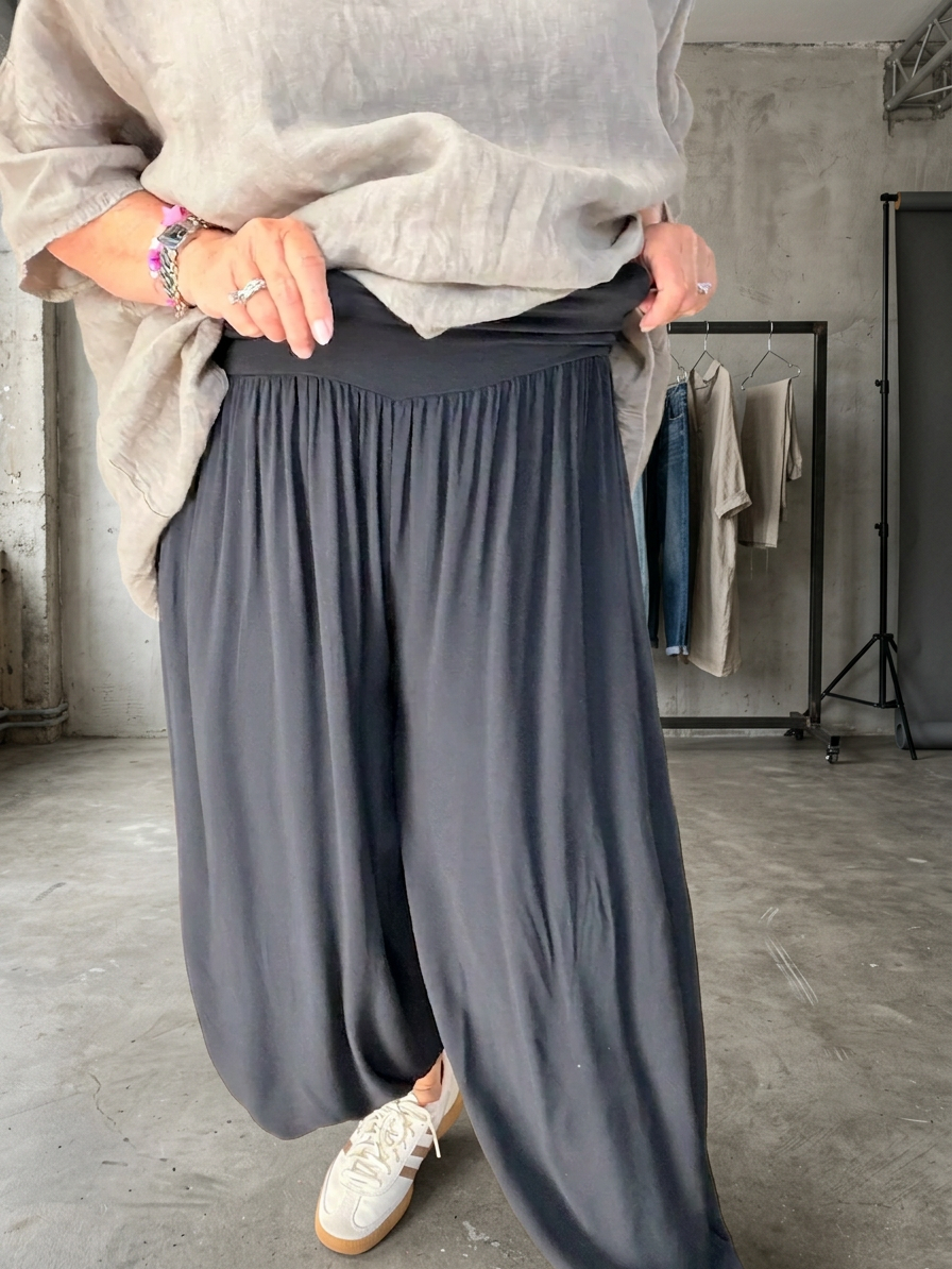 Sigensgaard plus size ballonbuks med elastisk talje, afslappet pasform og moderne ballonform til dame.billed er ai generet.