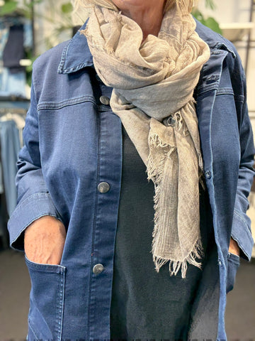 Det lækre Bambo tørklæde kan bruges både inde og ude, og så er det lavet i 100% bambus.