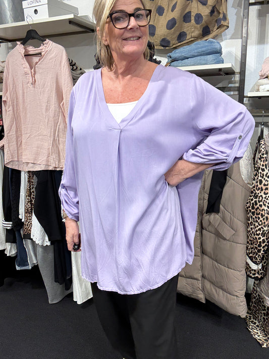 Lækker plus size tunika, i viskose, ved navn Belinda. Den er med en dyb v-hals, og har lange ærmer med elevatorhejs. Den er er specielt god hvis man er udfordret når det kommer til ærmevidde. 