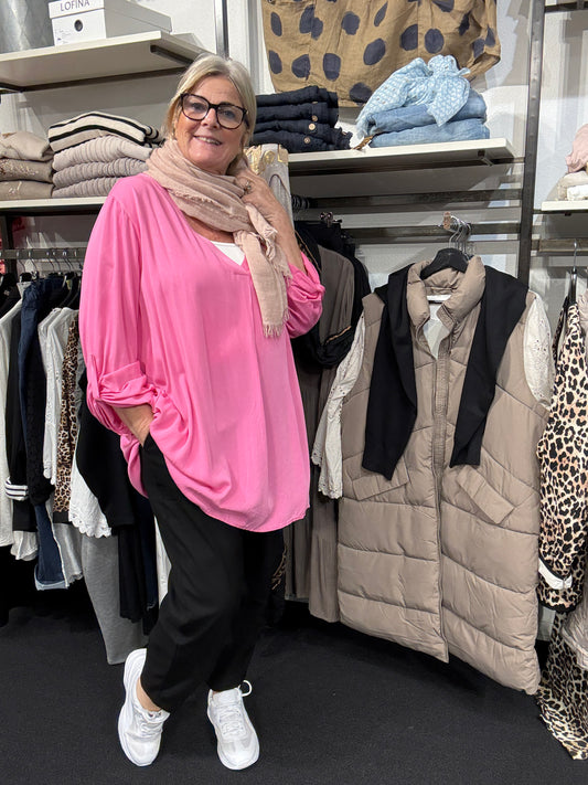 Lækker plus size tunika, i viskose, ved navn Belinda. Den er med en dyb v-hals, og har lange ærmer med elevatorhejs. Den er er specielt god hvis man er udfordret når det kommer til ærmevidde. 