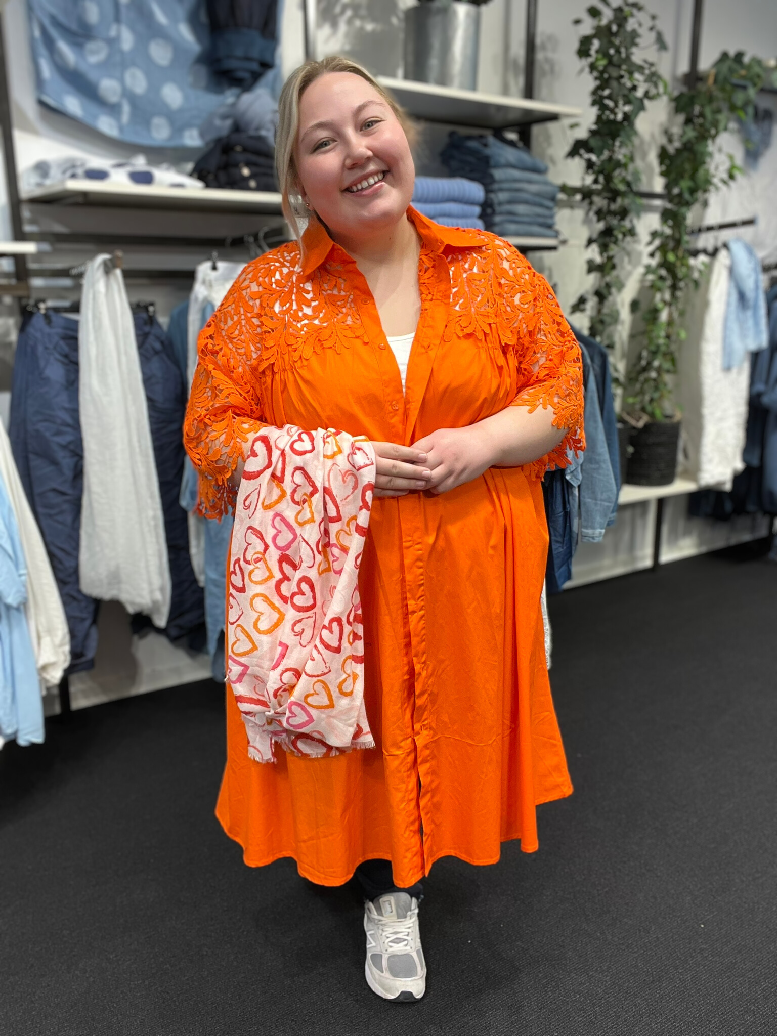 Benita plus size kjole fra mærket Sigensgaard. Her ses den i en flot orange. Modellen er normalt en str. 52, derfor spænder denne kjole bredt hvad angår størrelse. 