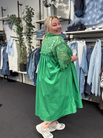 Benita plus size kjole fra mærket Sigensgaard. Her ses den i en flot grøn. Modellen er normalt en str. 52, derfor spænder denne kjole bredt hvad angår størrelse. 