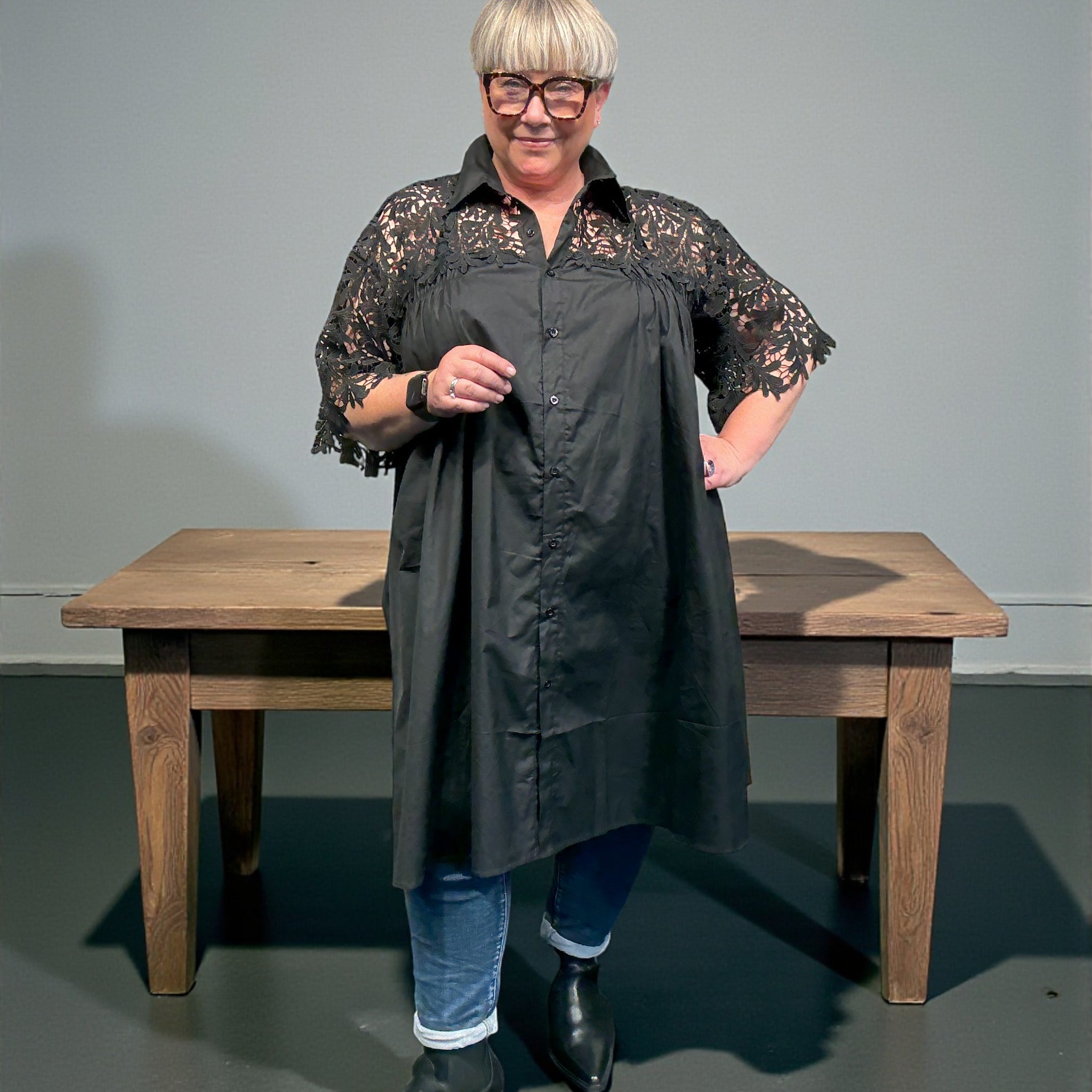 Benita plus size kjole fra mærket Sigensgaard. Her ses den i en flot grøn. Modellen er normalt en str. 52, derfor spænder denne kjole bredt hvad angår størrelse. 