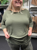 Lækker viskose t-shirt som er perfekt at bruge for sig selv, men også under dine andre overdele. Her ses den i en flot army.