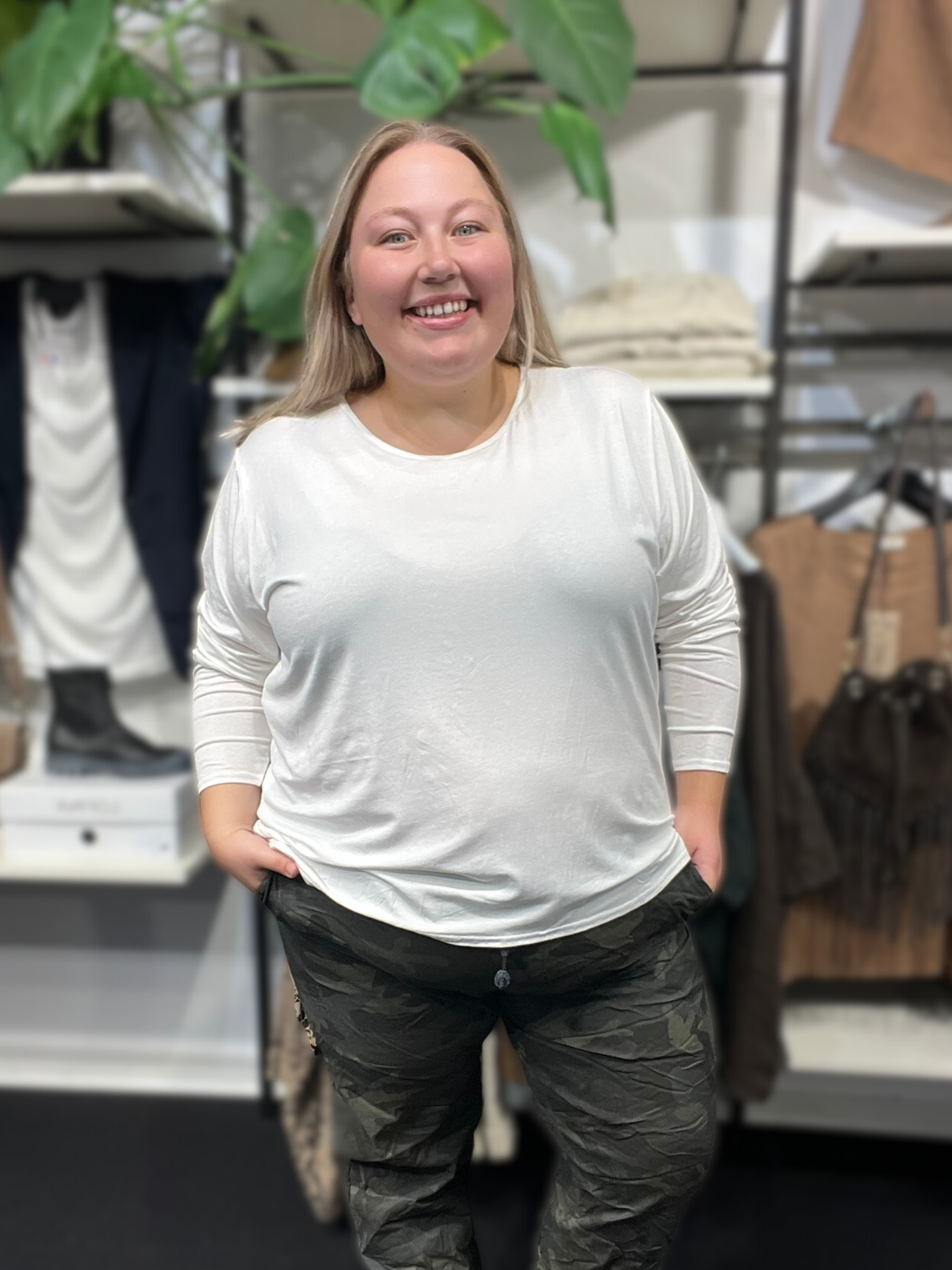 Lækker viskose t-shirt som er perfekt at bruge for sig selv, men også under dine andre overdele. Her ses den i off-white.