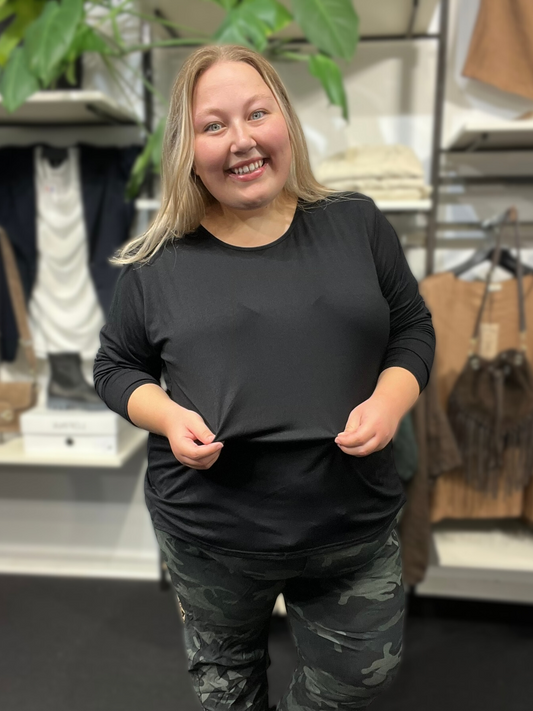 Lækker viskose t-shirt som er perfekt at bruge for sig selv, men også under dine andre overdele. Her ses den i sort.