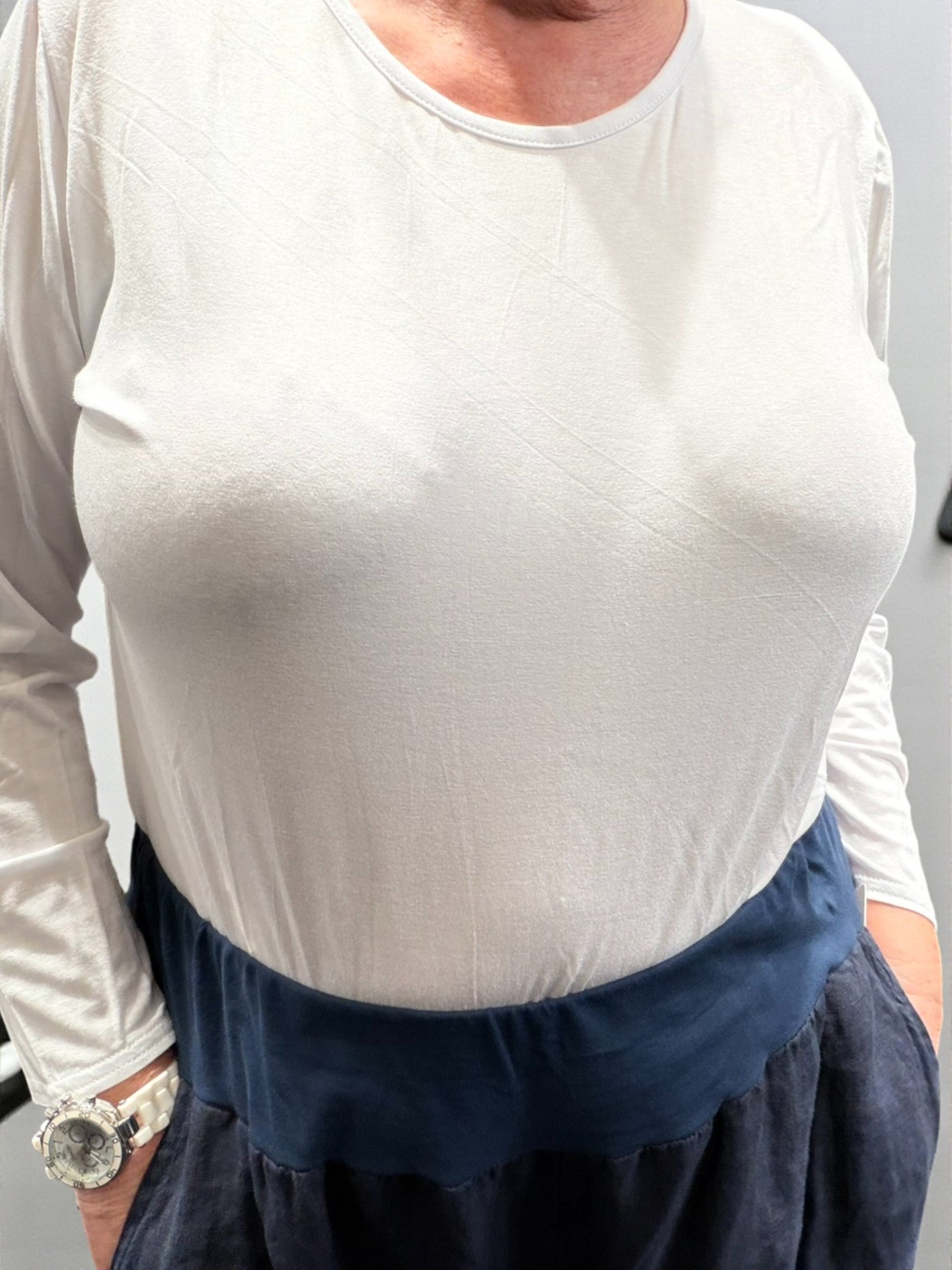 Betty T-shirt er en klassisk og alsidig T-shirt med en behagelig pasform. Perfekt til både hverdagsbrug og lag-på-lag styling.