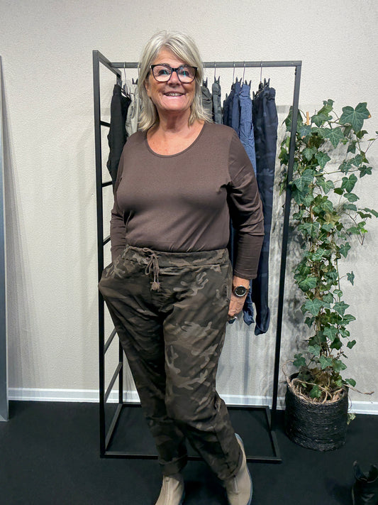 Betty langærmet basis T-shirt fra Sigensgaard – plussize pasform i blød kvalitet og mange farver.