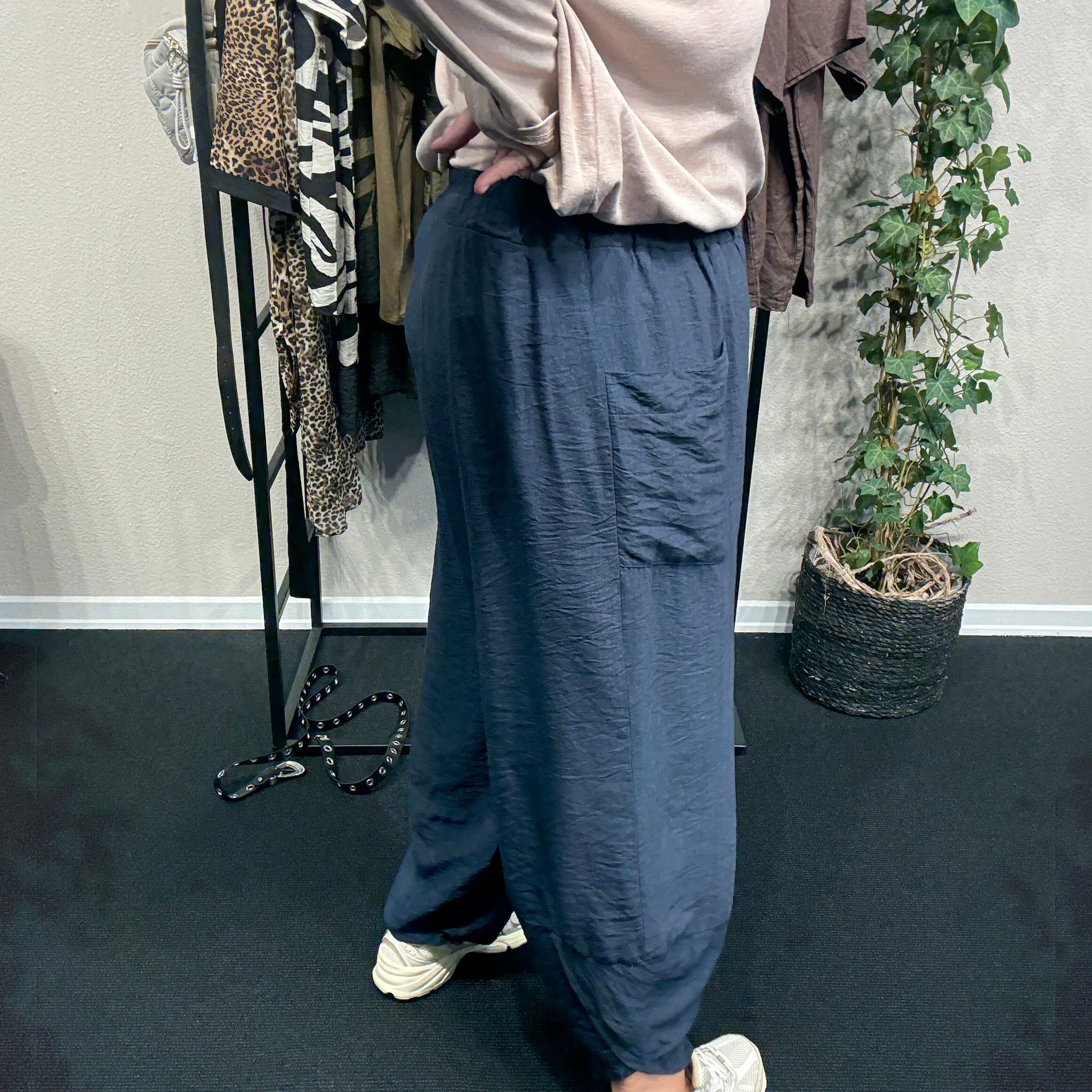 Bine bukser er 7/8 del lang lommer og smart look plussize bukser fra Sigensgaard.dk denne er blå.