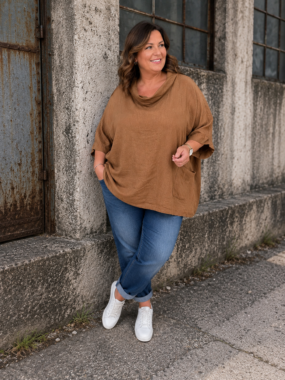 **Alt-tekst til webshop:**

Bine plussize hør tunika til kvinder i let og luftig hørblanding. Tunikaen har løs pasform, elegant draperet krave, korte brede ærmer og en stor lomme foran. Perfekt til pluspiger i størrelse 42-56 og nem at style med jeans, hørbukser eller leggings til både hverdag og ferie. Fås i flere flotte farver.
