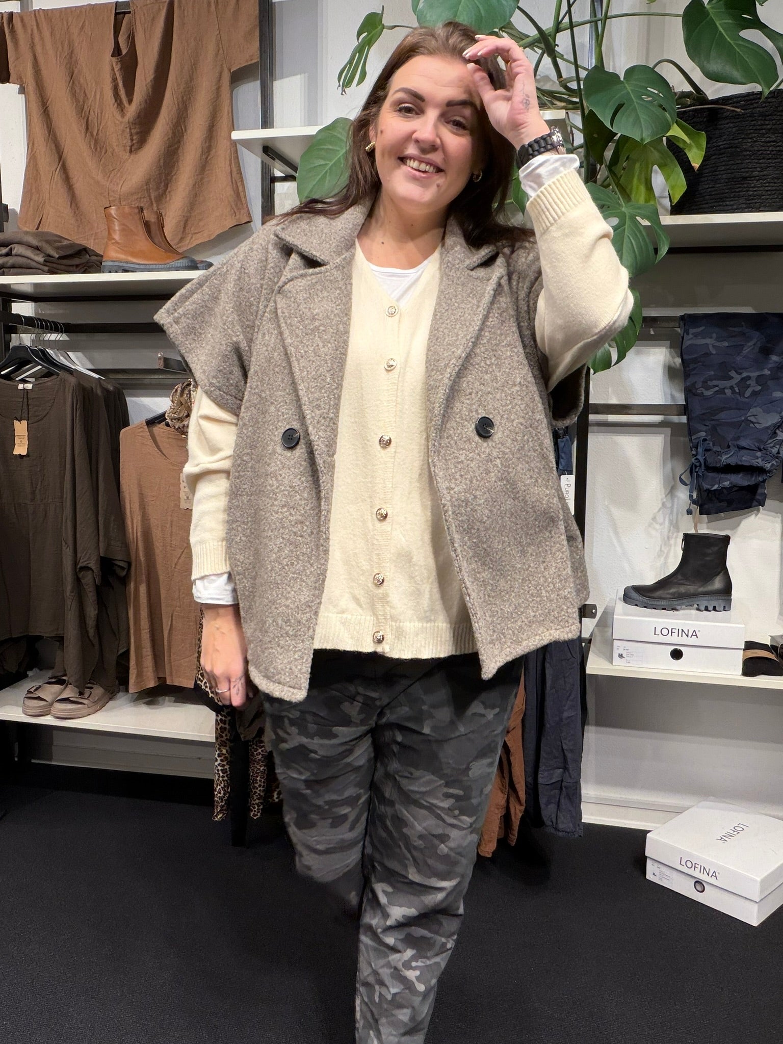 Oplev den perfekte kombination af komfort og stil med Birte plussize vesten,designet til kvinder der ønsker moderne mode i store størrelser. De gennemførte detaljer,med et smart look brug den over en skjorte eller som et stykke over tøj.