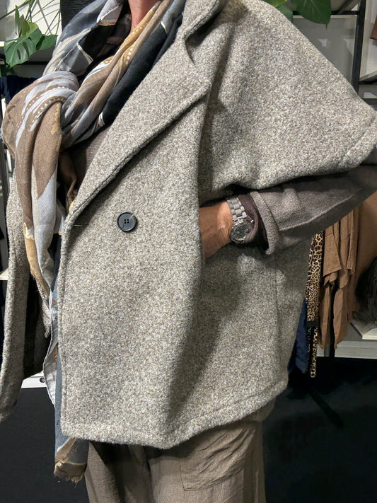 Oplev den perfekte kombination af komfort og stil med Birte plussize vesten,designet til kvinder der ønsker moderne mode i store størrelser. De gennemførte detaljer,med et smart look brug den over en skjorte eller som et stykke over.