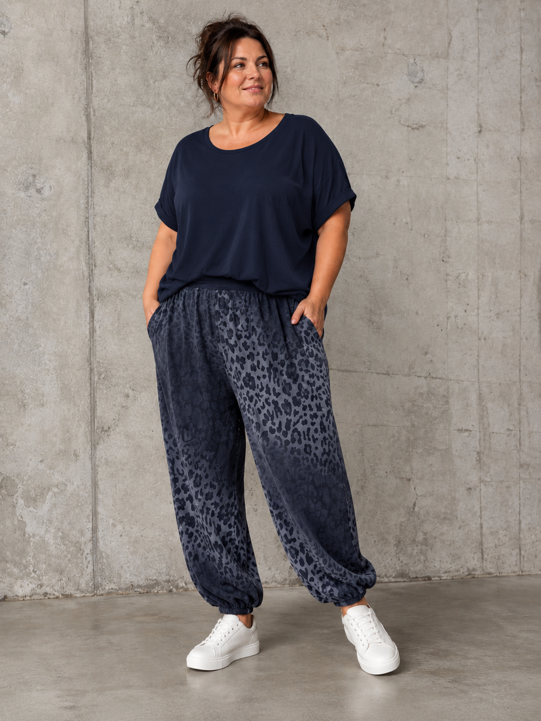 Sigensgaard mønstret plus size ballonbuks med elastisk talje, afslappet pasform og moderne ballonform til dame.billed er ai generet.