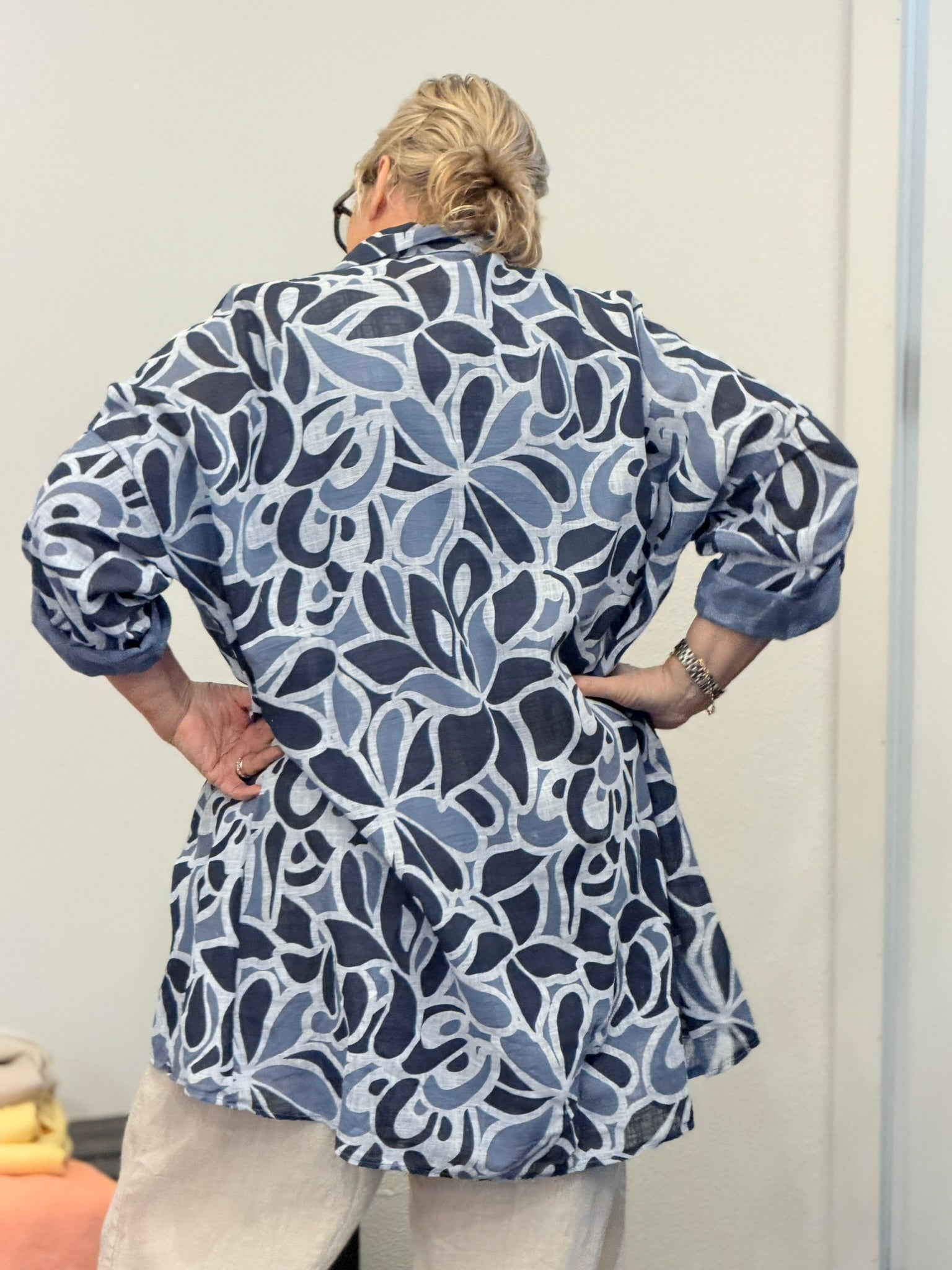 Irene plussize Skjorte er designet til kvinden, der ønsker et stilrent og alsidigt look uden at gå på kompromis med komforten. Den har et tidløst udtryk, som gør den nem at style – uanset om du vælger et afslappet hverdagslook eller en mere elegant styling.100% bomuld er vi jo alle vild med 