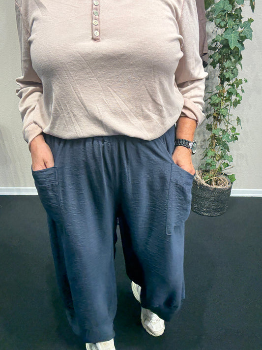 Bine bukser er 7/8 del lang lommer og smart look plussize bukser fra Sigensgaard.dk denne er blå.