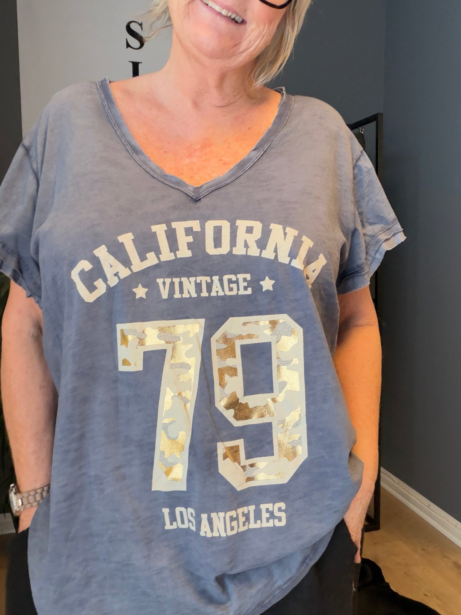 Kate T-shirt i mange farver V - hals kort ærme og med rå kanter og tryk foran.