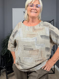Smart bluse med råt mønster. Den er til plus size kvinden som elsker det enkle design, men stadig gerne vil ha' komfort og god pasform.