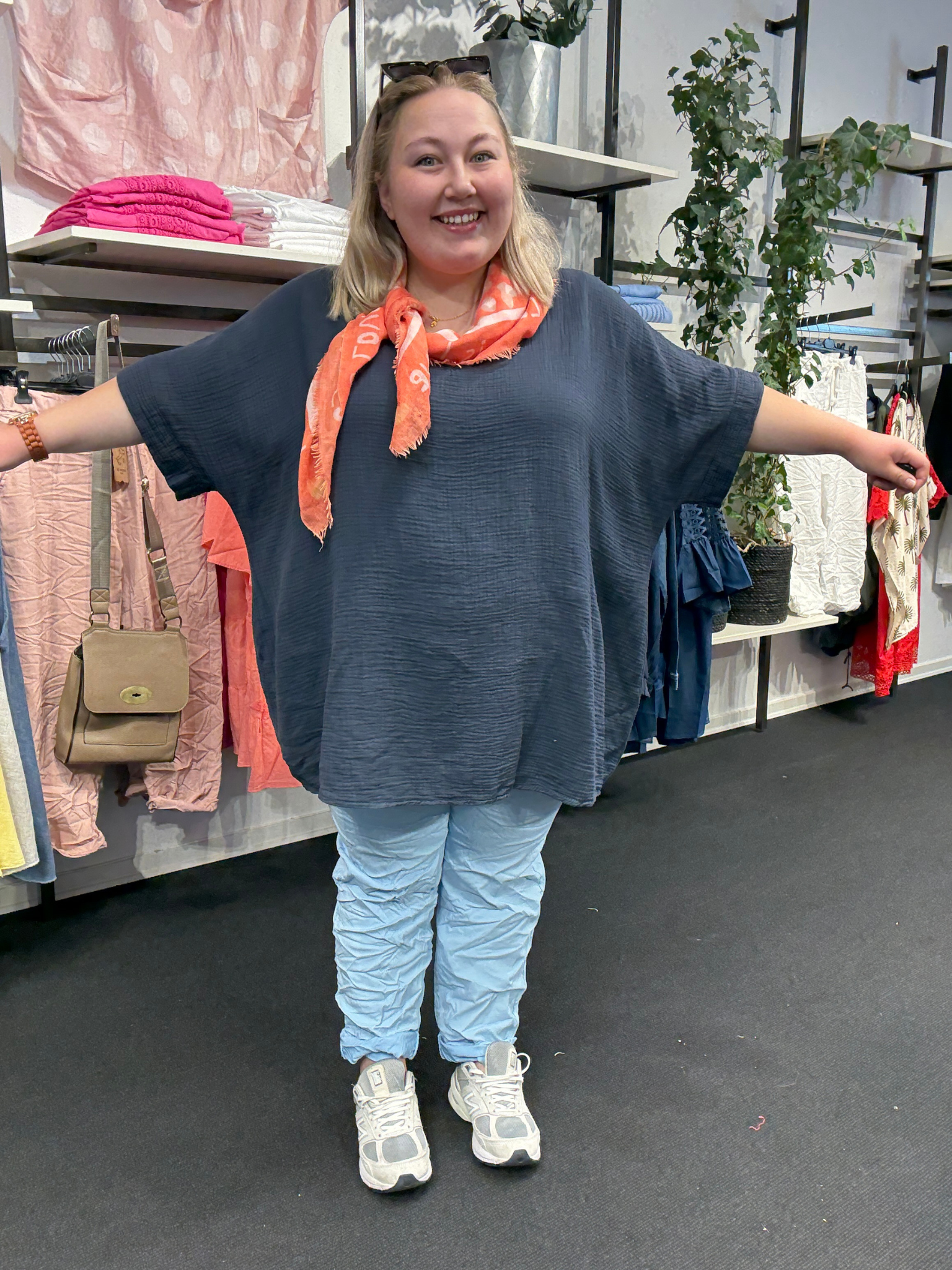 Lækker tunika i "ble-kvalitet", som gør at den egner sig specielt godt til sommervejret. Gør f.eks. som Maria har gjort her ved at sætte et farverigt tørklæde til eller nogle smarte accessories.