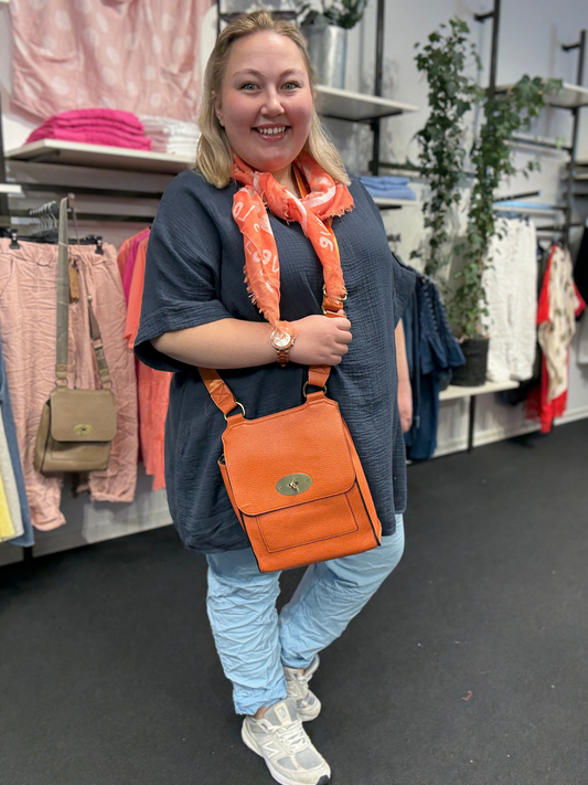 Lækker tunika i "ble-kvalitet", som gør at den egner sig specielt godt til sommervejret. Gør f.eks. som Maria har gjort her ved at sætte et farverigt tørklæde til eller nogle smarte accessories.