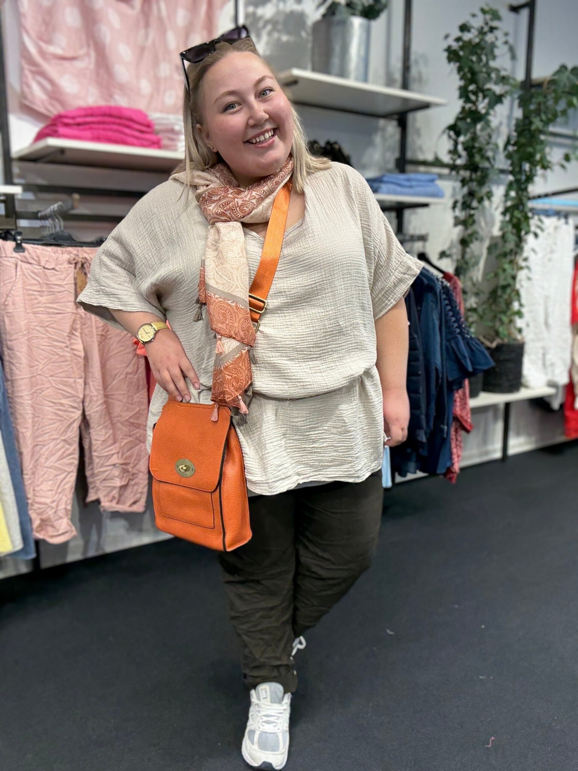 Lækker tunika i "ble-kvalitet", som gør at den egner sig specielt godt til sommervejret. Gør f.eks. som Maria har gjort her ved at sætte et farverigt tørklæde til eller nogle smarte accessories.