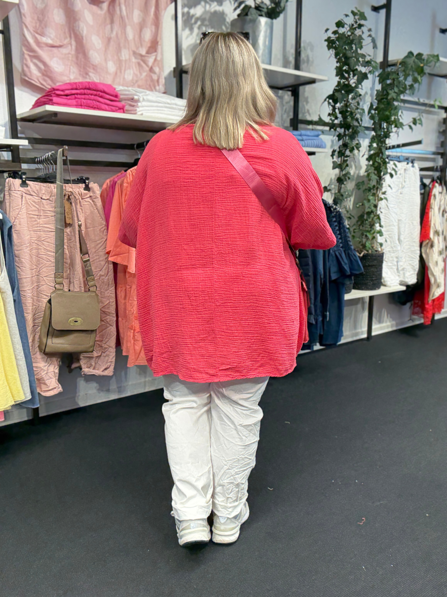 Lækker tunika i "ble-kvalitet", som gør at den egner sig specielt godt til sommervejret. Gør f.eks. som Maria har gjort her ved at sætte et farverigt tørklæde til eller nogle smarte accessories.